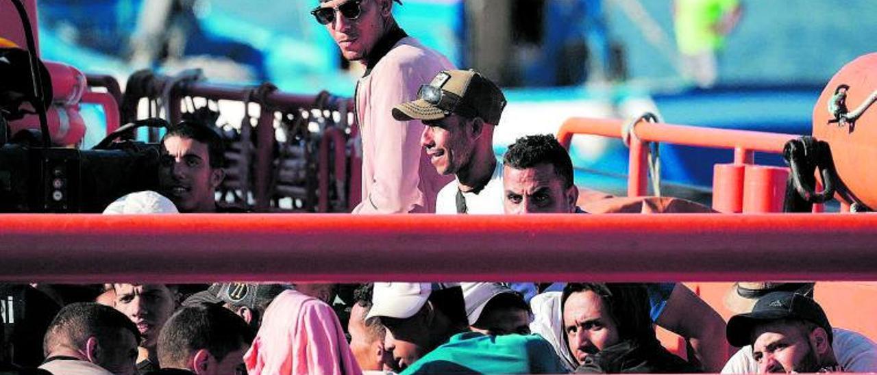 La ‘Guardamar Talía’ rescata a un grupo de migrantes cerca de la costa de Gran Canaria.