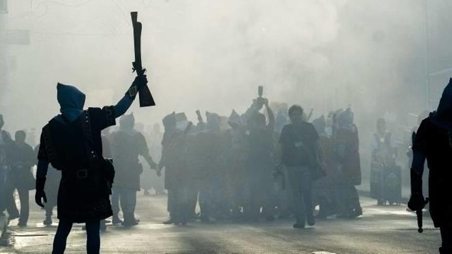 Festeros de Petrer durante un acto de arcabucería de las pasadas fiestas de Moros y Cristianos celebradas en honor a San Bonifacio, Mártir.