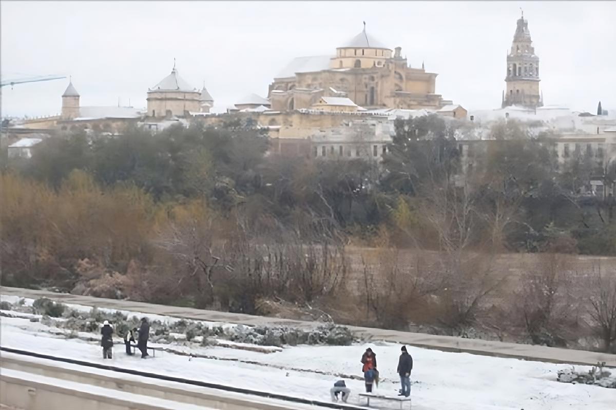 Vista de la Mezquita-Catedral y el paseo del río cubiertos de nieve.