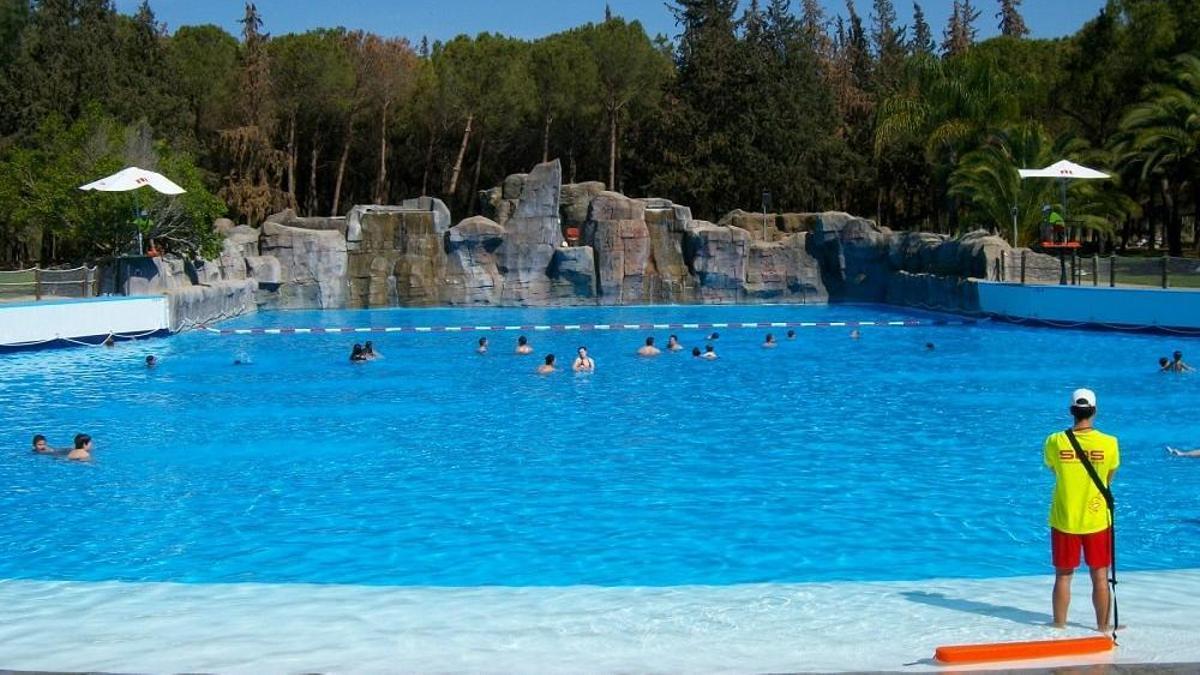 La piscina de olas del parque acuático Guadalpark, uno de las más grandes de toda Sevilla