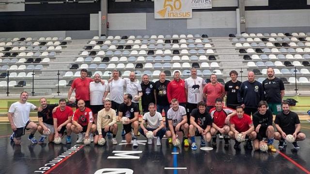 Equipo de veteranos del Balonmán Lalín, en el Arena. | NICOLÁS VARELA