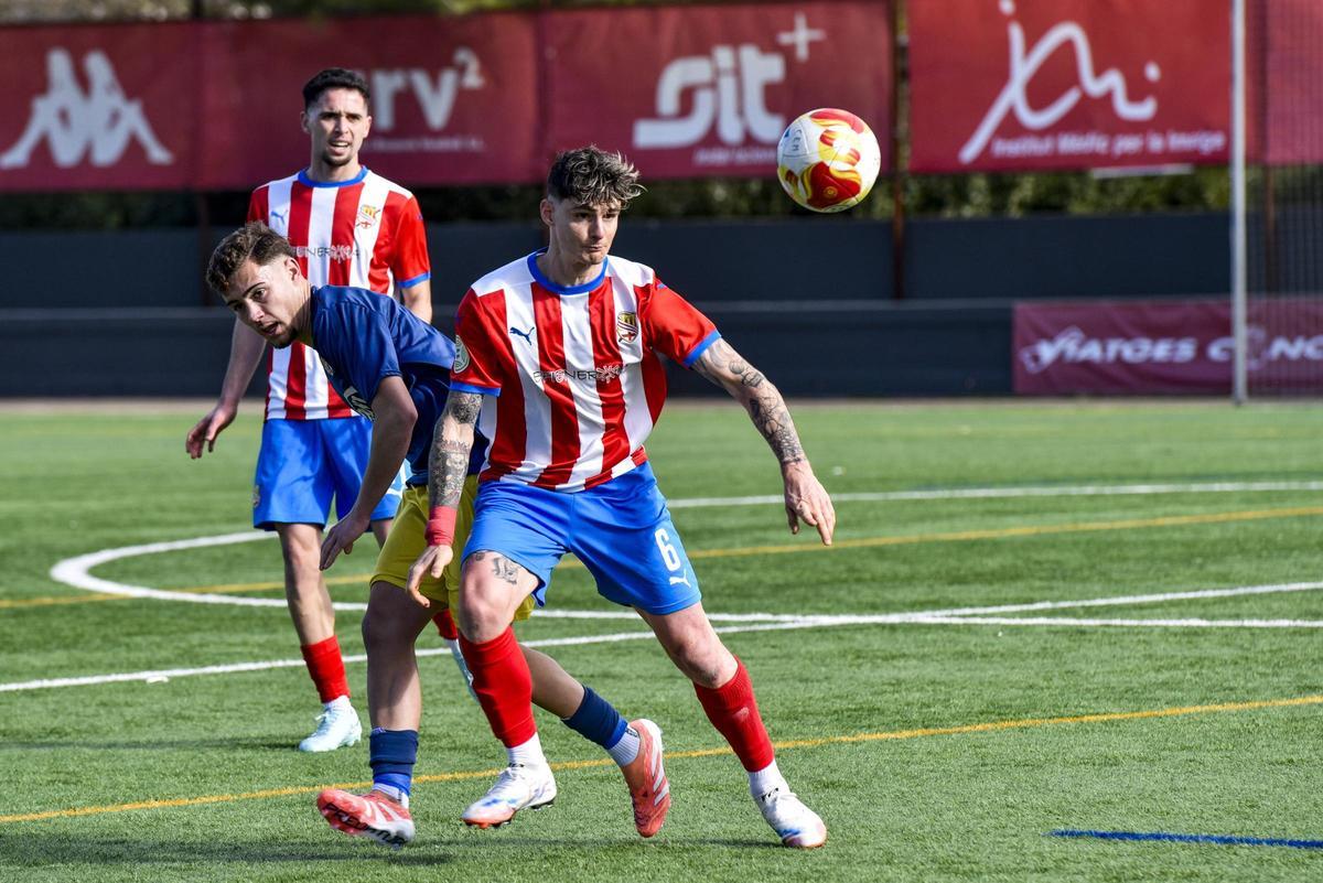 Èric Montes en una disputa al mig del camp