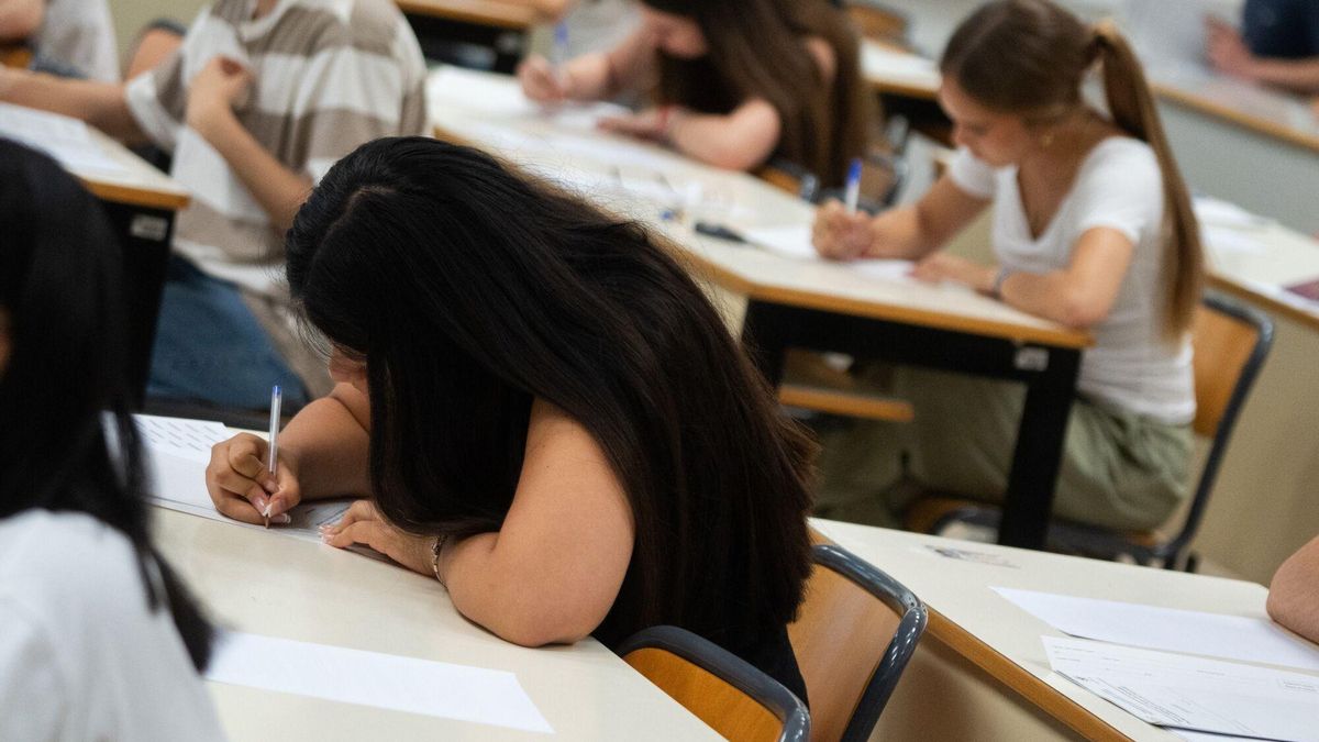Estudiantes en un examen en la universidad.