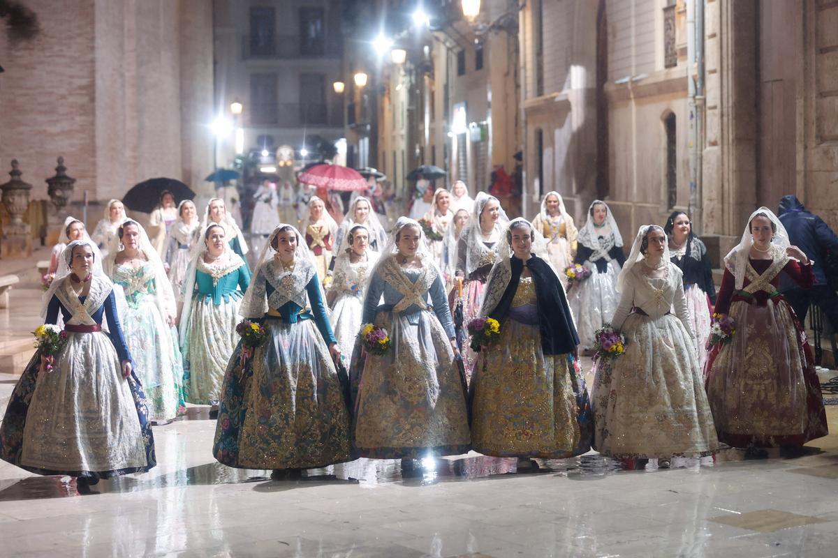Todas las fotos de la Ofrenda del 18 de marzo por la calle San Vicente entre las 23:00 y la medianoche