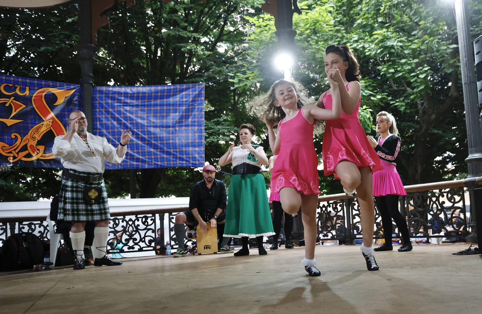 Así fue la colorida actuación del grupo norirlandés "Keltic Flair" en el festival Intercélticu de Avilés