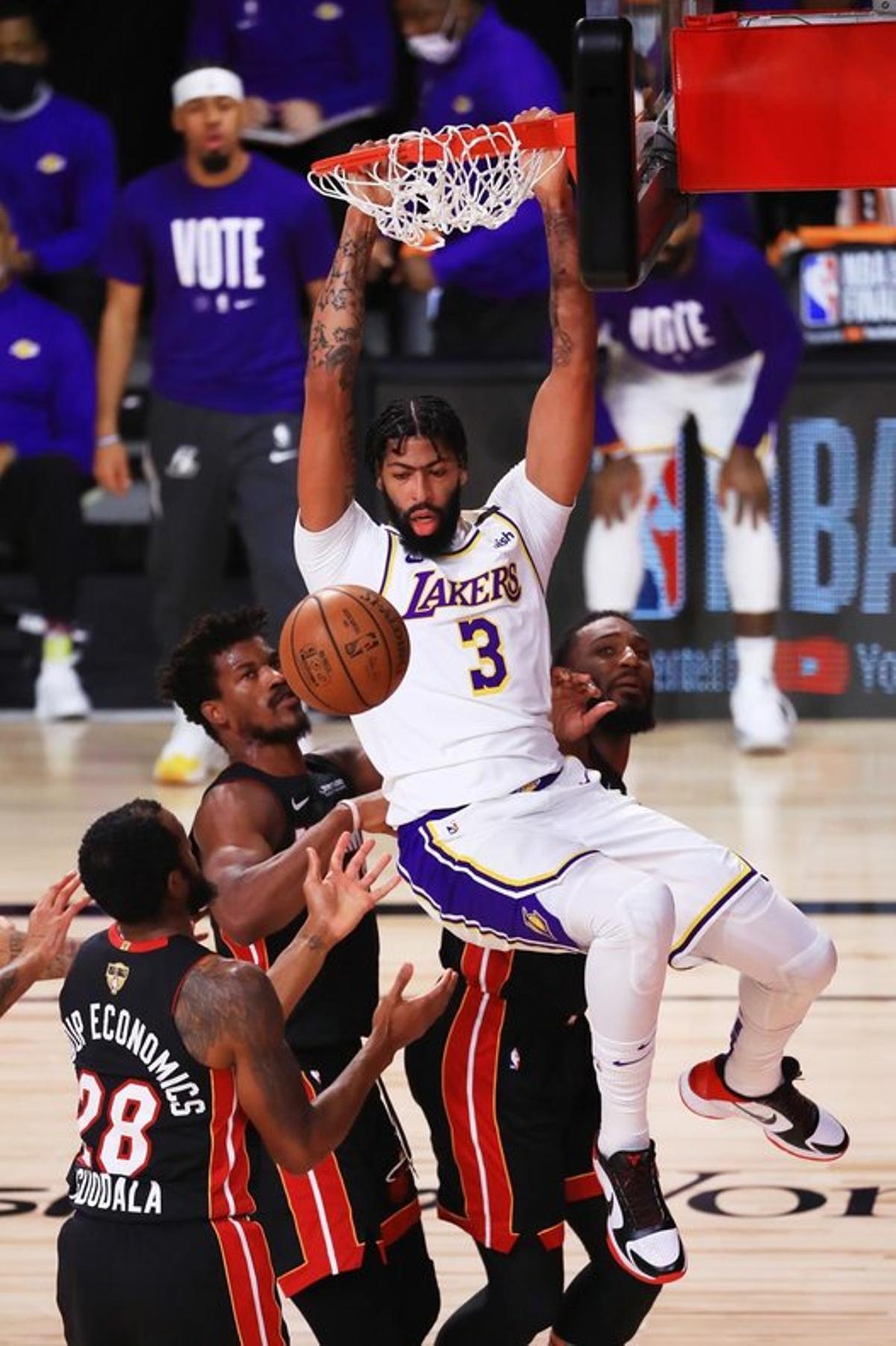 Los Ángeles Lakers se proclaman campeones de la NBA 2020 tras destrozar a los Miami Heat (106-93) en el sexto partido de las finales NBA. Conquistan así el 17º anillo de la historia de la franquicia.