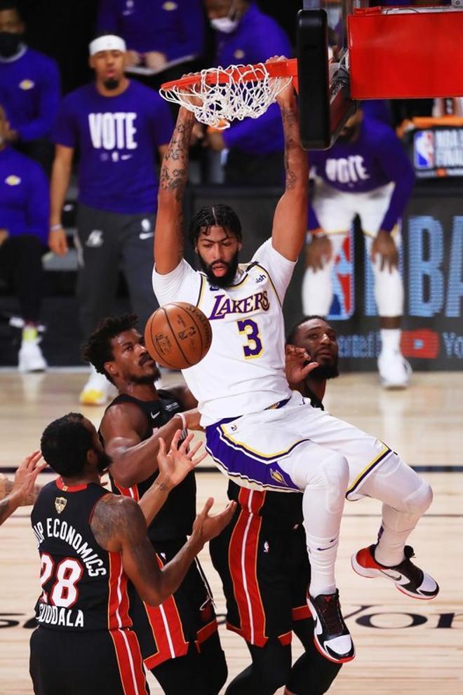 Los Ángeles Lakers se proclaman campeones de la NBA 2020 tras destrozar a los Miami Heat (106-93) en el sexto partido de las finales NBA. Conquistan así el 17º anillo de la historia de la franquicia.