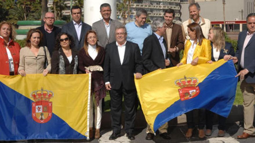 Los 15 primeros de la lista del PP al Cabildo de Gran Canaria, ayer, con Bravo de Laguna (centro)  en el polémico mástil de la bandera grancanaria. i QUESADA