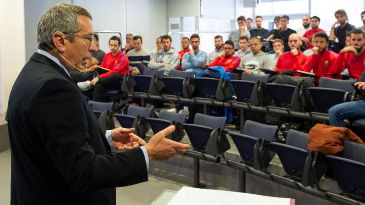 El directivo del FC Barcelona Pau Vilanova ha presentado el curso en el auditorio Oriol Tort