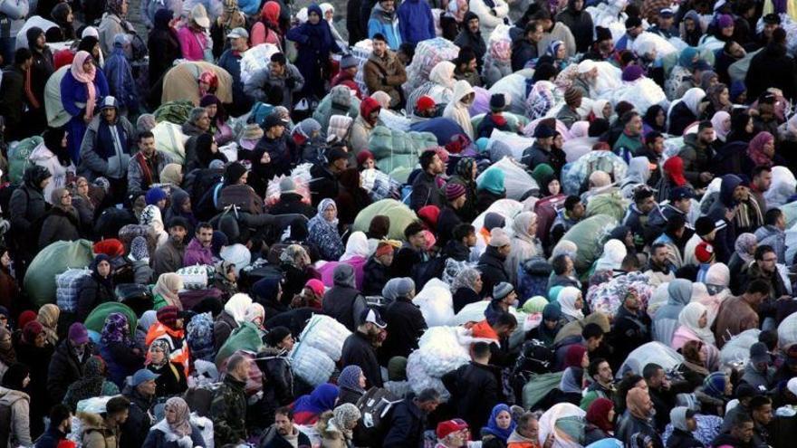 Unas 350 porteadoras entran a la carrera por la frontera de Ceuta