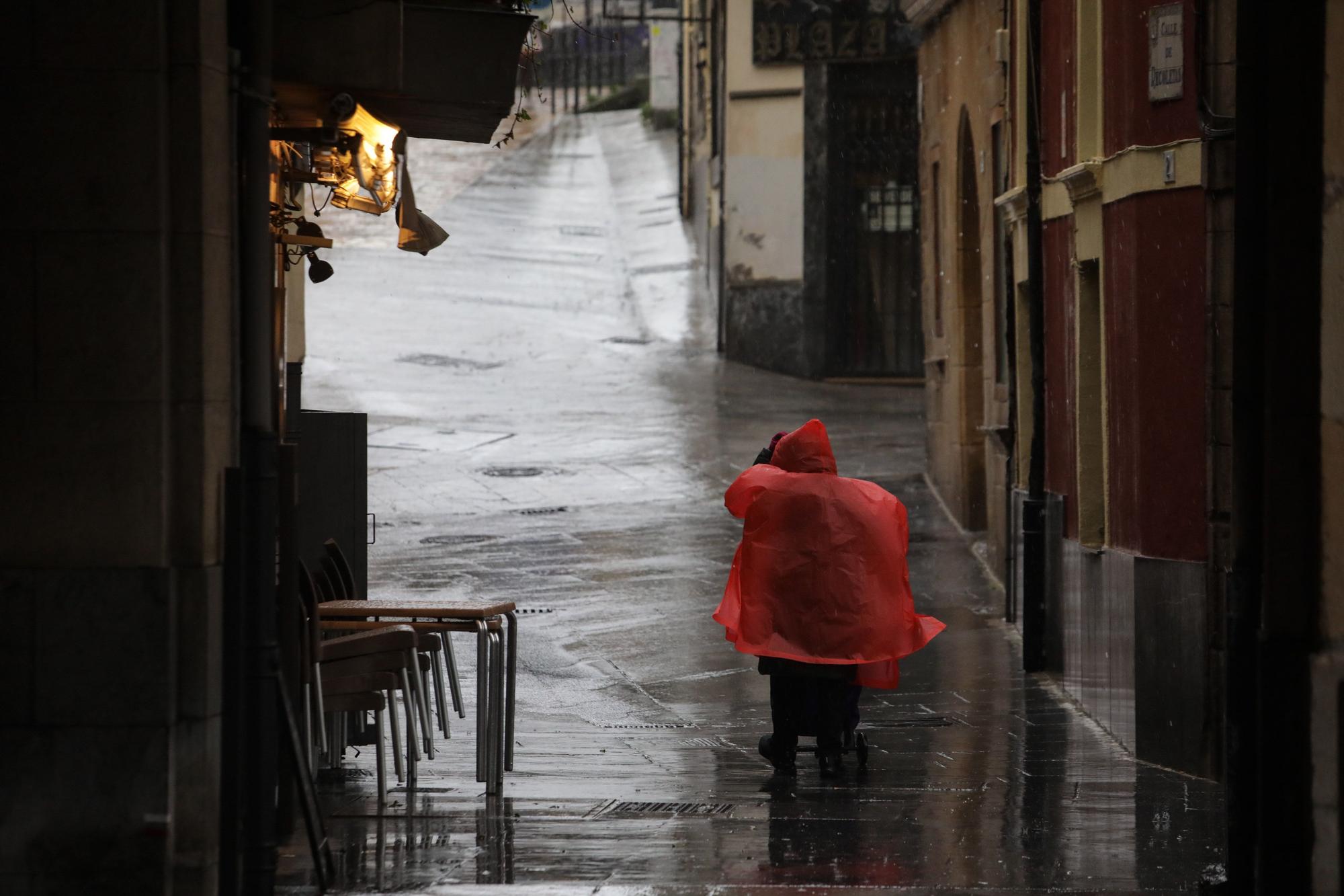 EN IMÁGENES: Así está siendo el temporal del lluvia, viento, oleaje y nieve que azota Asturias