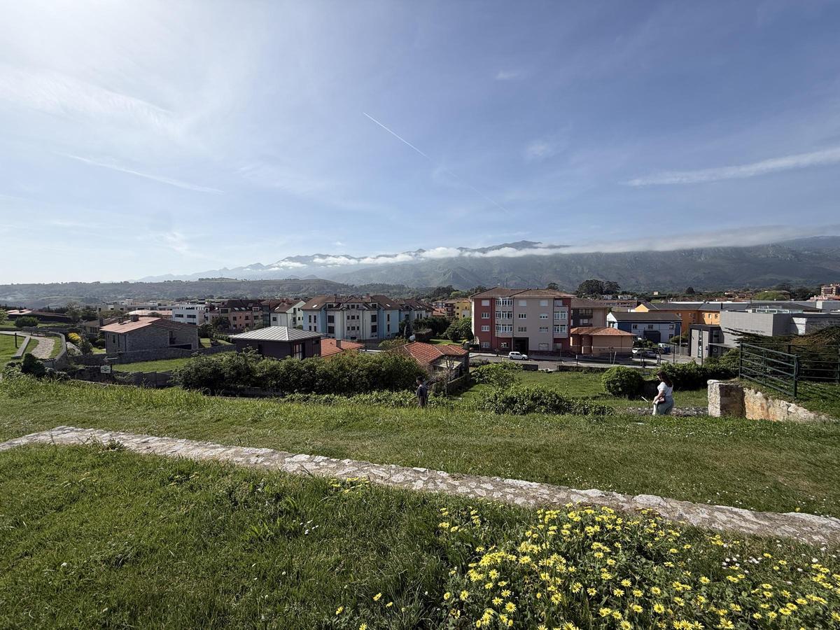 Panorámica parcial de Llanes desde el paseo de San Pedro.