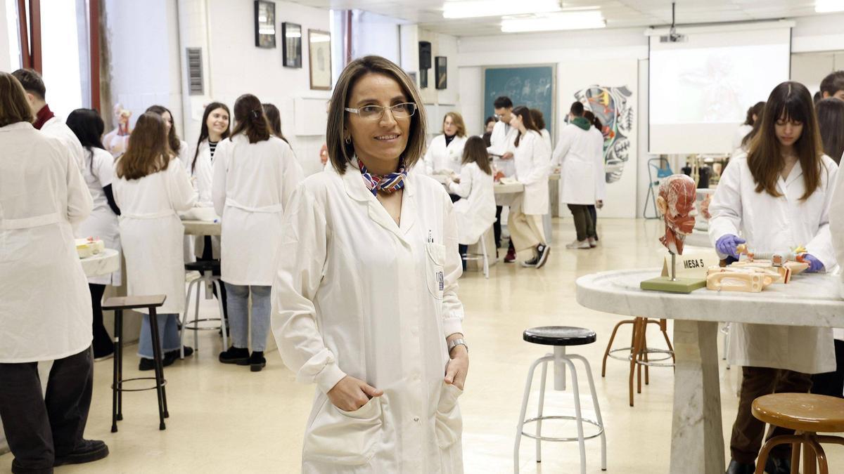 Ana Isabel Rodríguez, directora científica del Servicio de Donación de Cuerpos de la USC, en un laboratorio de Medicina
