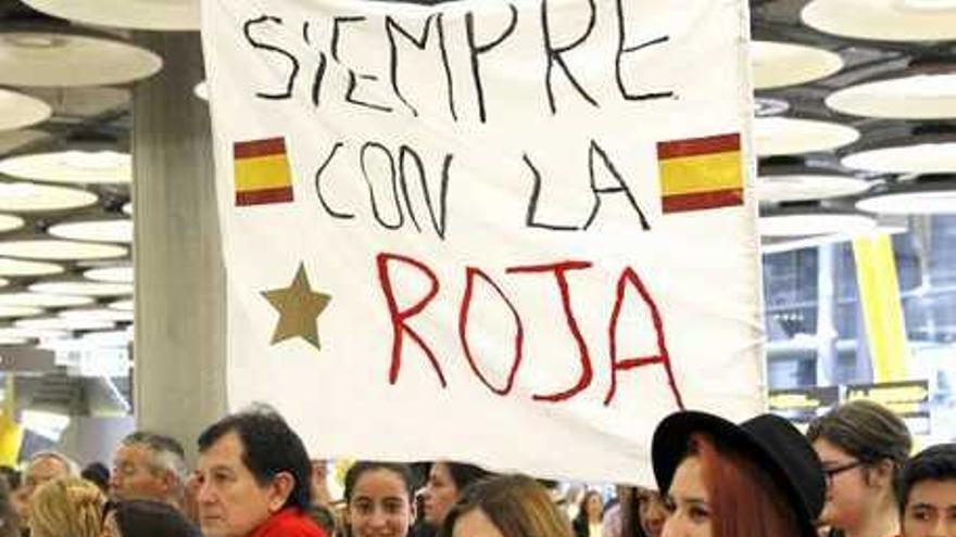 Los seguidores que esperaban por la selección en Barajas.