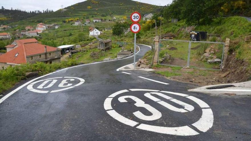 Señalización de zona 30 en una carretera del rural de Pontevedra. // Gustavo Santos