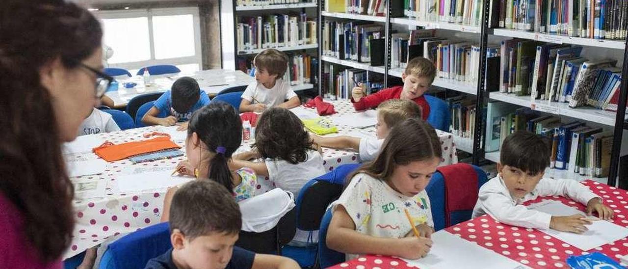 Los niños participantes en las actividades diseñando las bolsas reciclables. // Brais Lorenzo