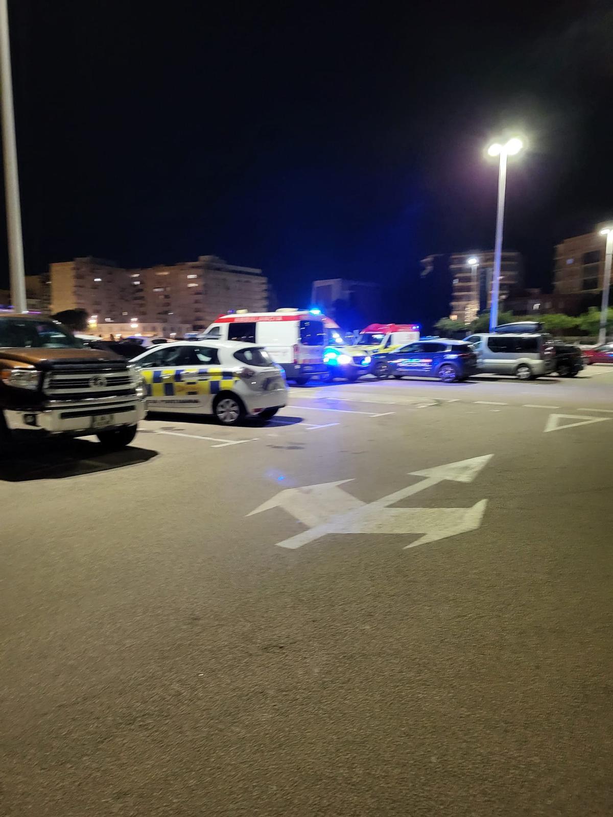 Efectivos policiales en el puerto de Gandia