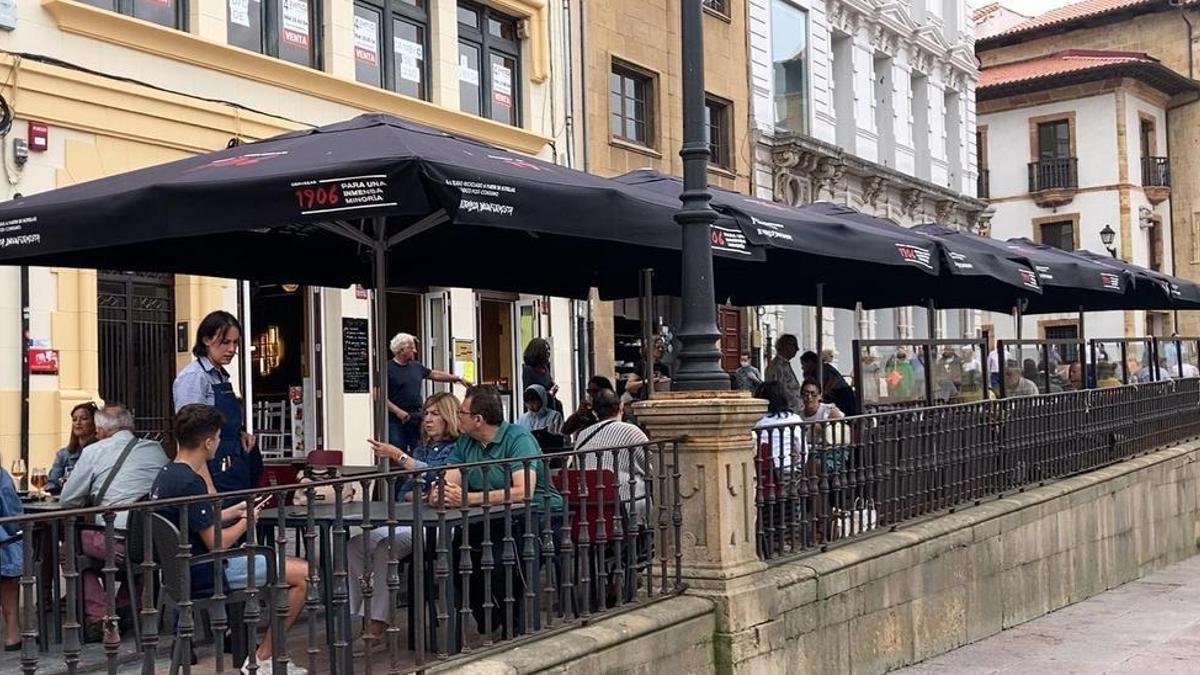 Oviedo elegido por muchos ciudadanos como destino vacacional por su buen clima: &quot;Nos hemos escapado de Madrid&quot;.