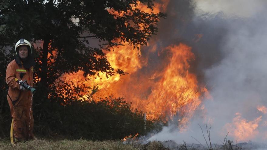 Bomberos en una intervención en Asturias.