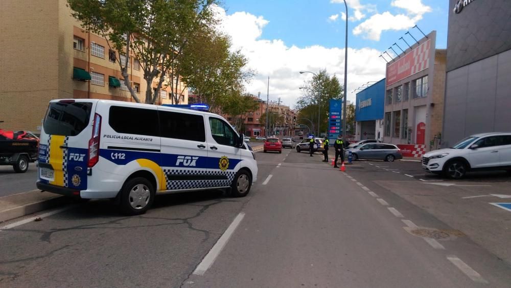 La Policía Local continúa con los controles en Alicante por el estado de alarma.