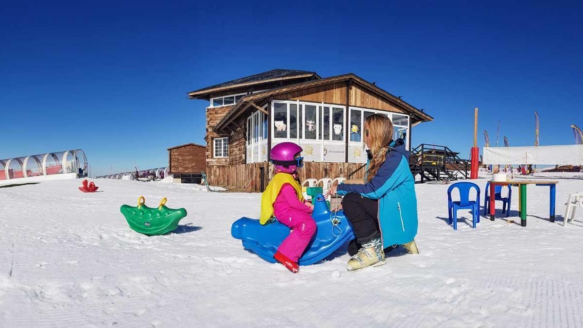 Los parques de nieve son el mejor escenario para que los niños disfruten de un buen debut y de la mano de personal especializado