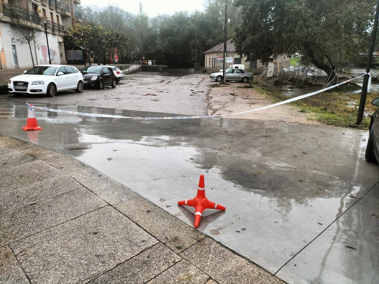 Las intensas lluvias causan desbordamientos en el Val Miñor