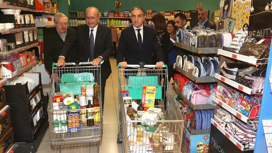 El alcalde de Málaga, Francisco de la Torre, y el presidente de la Diputación, Elías Bendodo, en una foto del pasado 1 de diciembre en la Gran Recogida de Alimentos