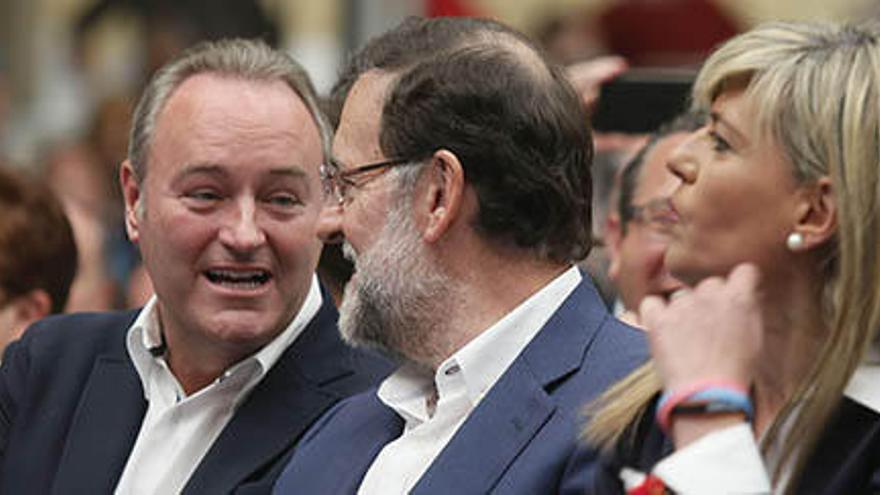 Mariano Rajoy junto a Alberto Fabra y Asunción Sánchez Zaplana esta mañana en Alicante