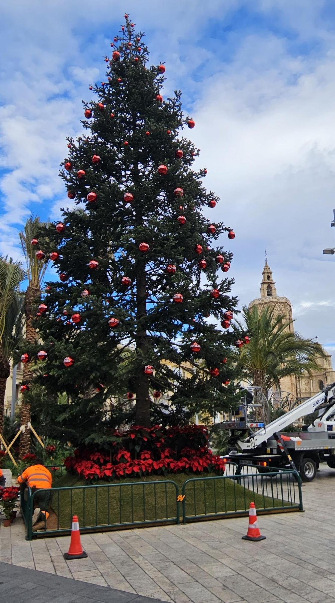 Así es el nuevo "Abeto de los Barrios" de Navidad en el centro de València