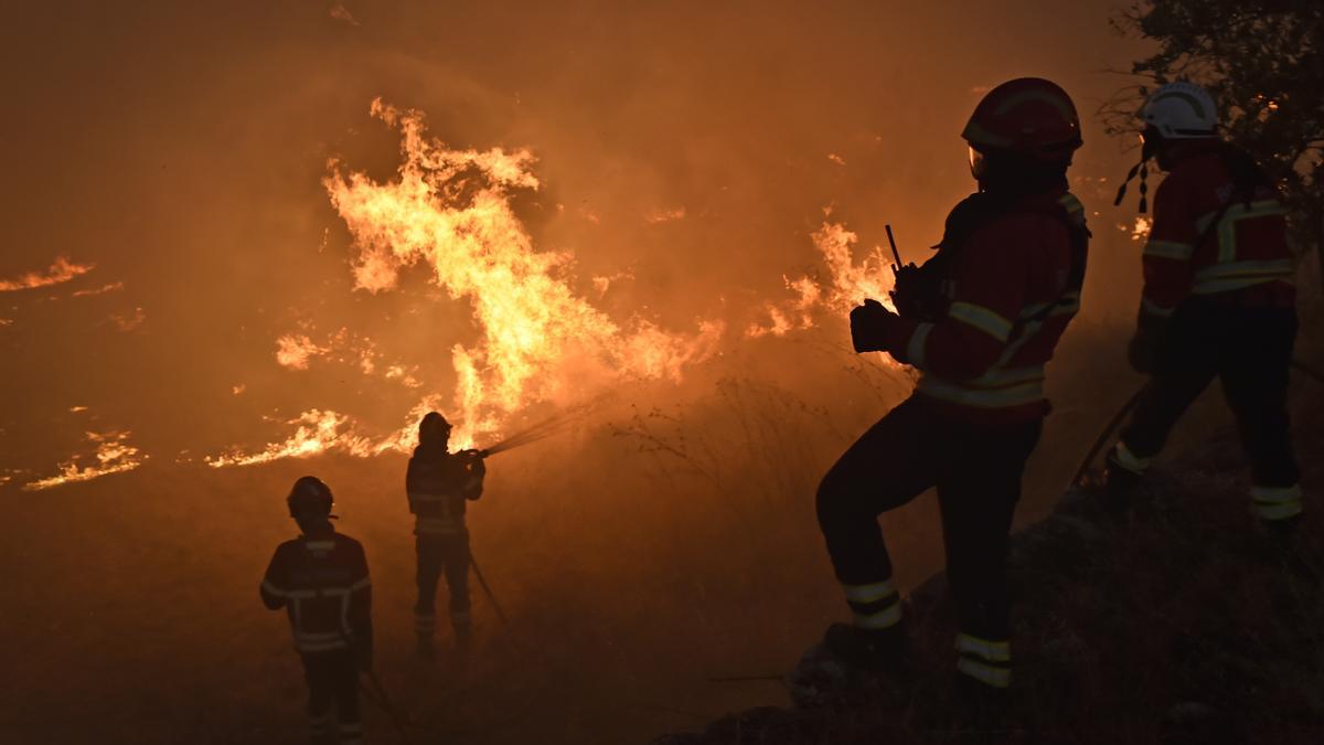 Los bomberos tratan de extinguir el incendio en Guarda (Portugal)