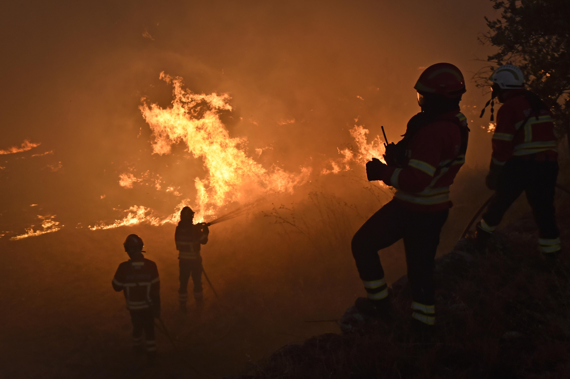 Los bomberos tratan de extinguir el incendio en Guarda (Portugal)