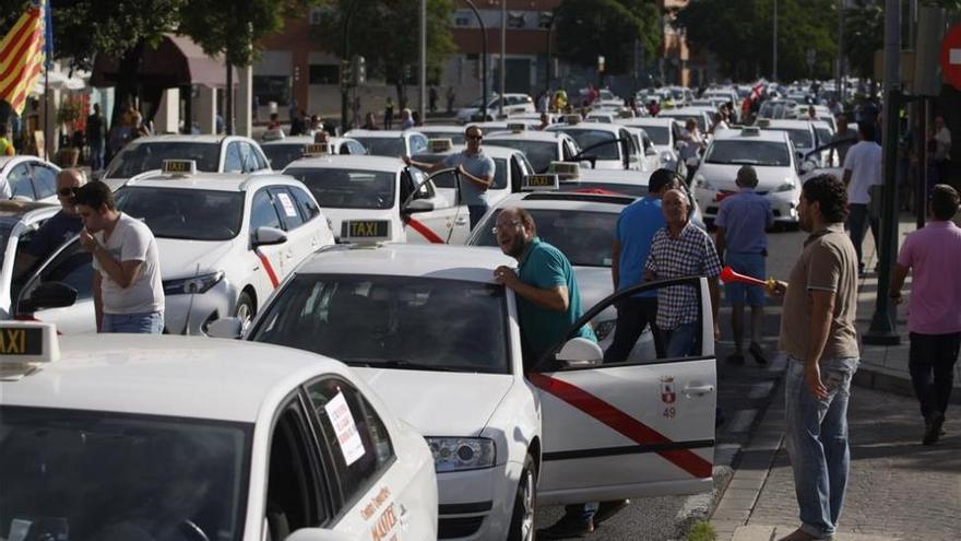 Denuncian a 18 coches por intrusismo en el sector del taxi