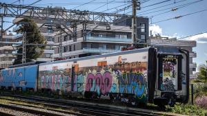 Tren grafiteado y estacionado en vía muerta en LHospitalet, este lunes