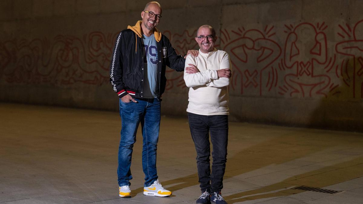 Paulo y Manel, usuario y voluntario de la ONG STOP, con el mural contra el SIDA de Keith Haring en el MACBA de Barcelona.