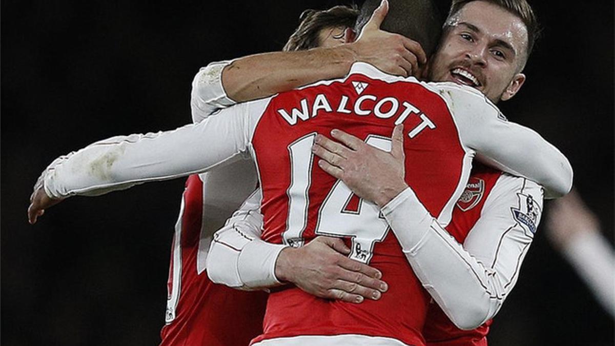 Walcott, celebrando su gol con sus compañeros
