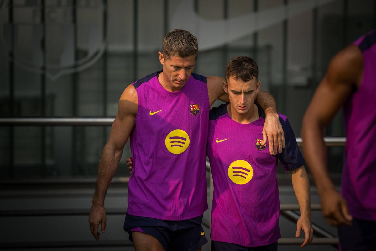 Lewandowski charla con Casadó en un entrenamiento en Sant Joan Despí.