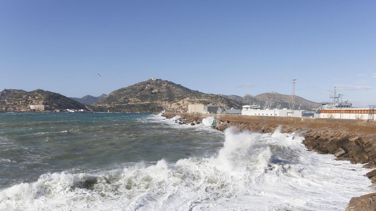 Tiempo Murcia | Rachas de hasta 70 kilómetros por hora y olas de tres metros activan los avisos en la Región
