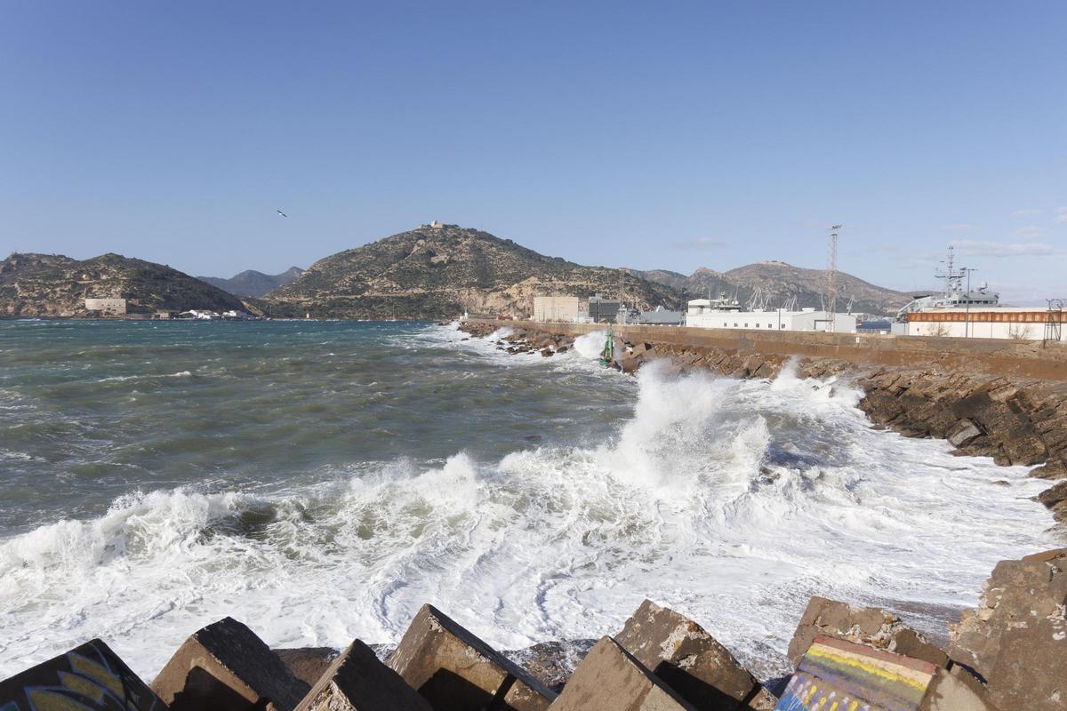 Este lunes se espera fuerte oleaje en la costa de la Región