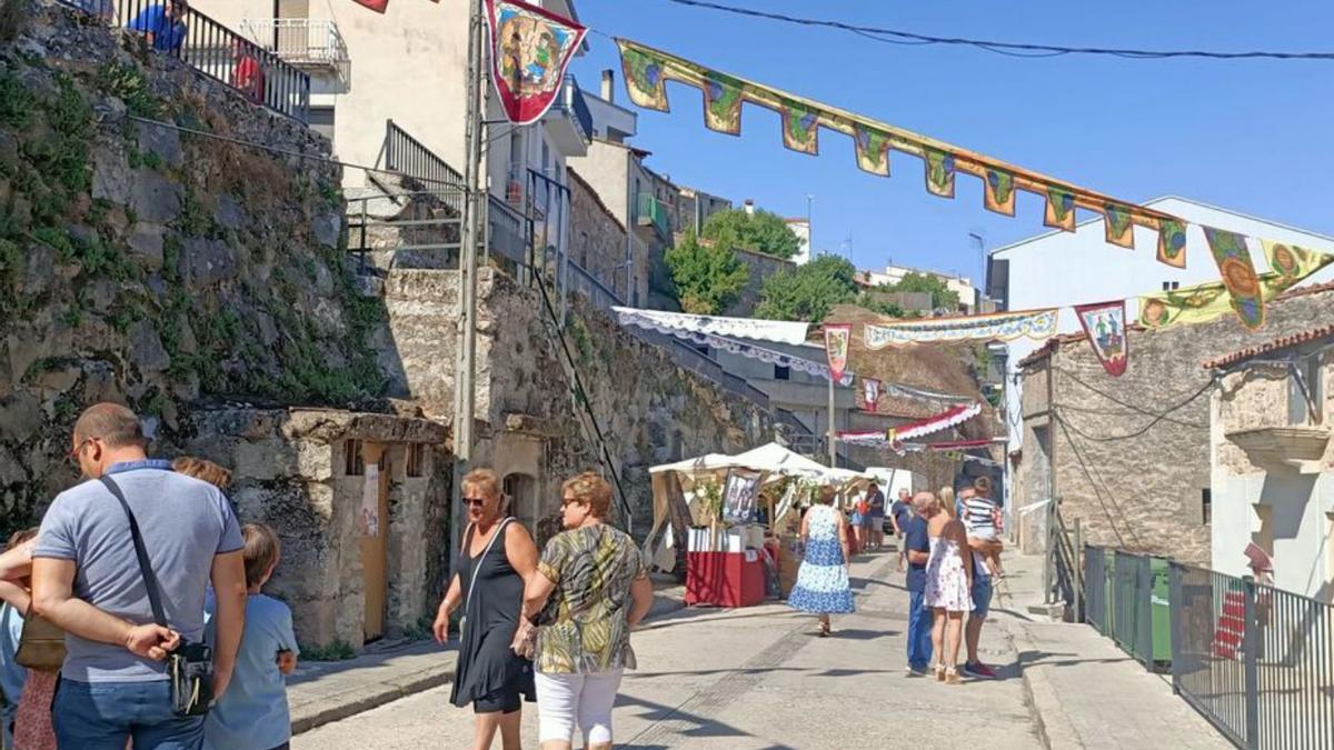 Visitantes pasean entre lospuestos de la feria | Marina G.