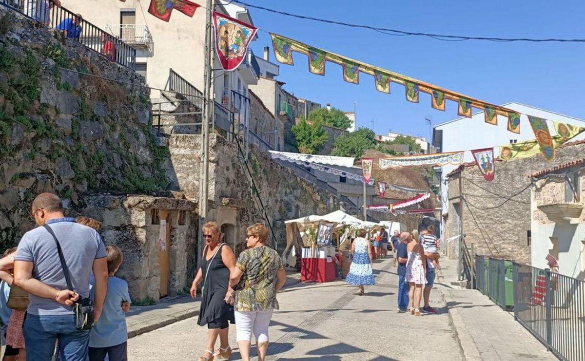 Visitantes pasean entre lospuestos de la feria | Marina G.