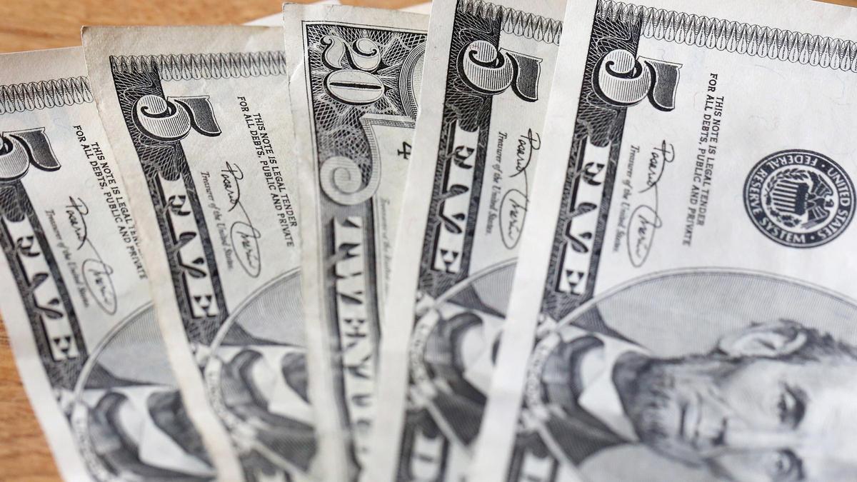 Archivo - Billetes de dólar estadounidense.
