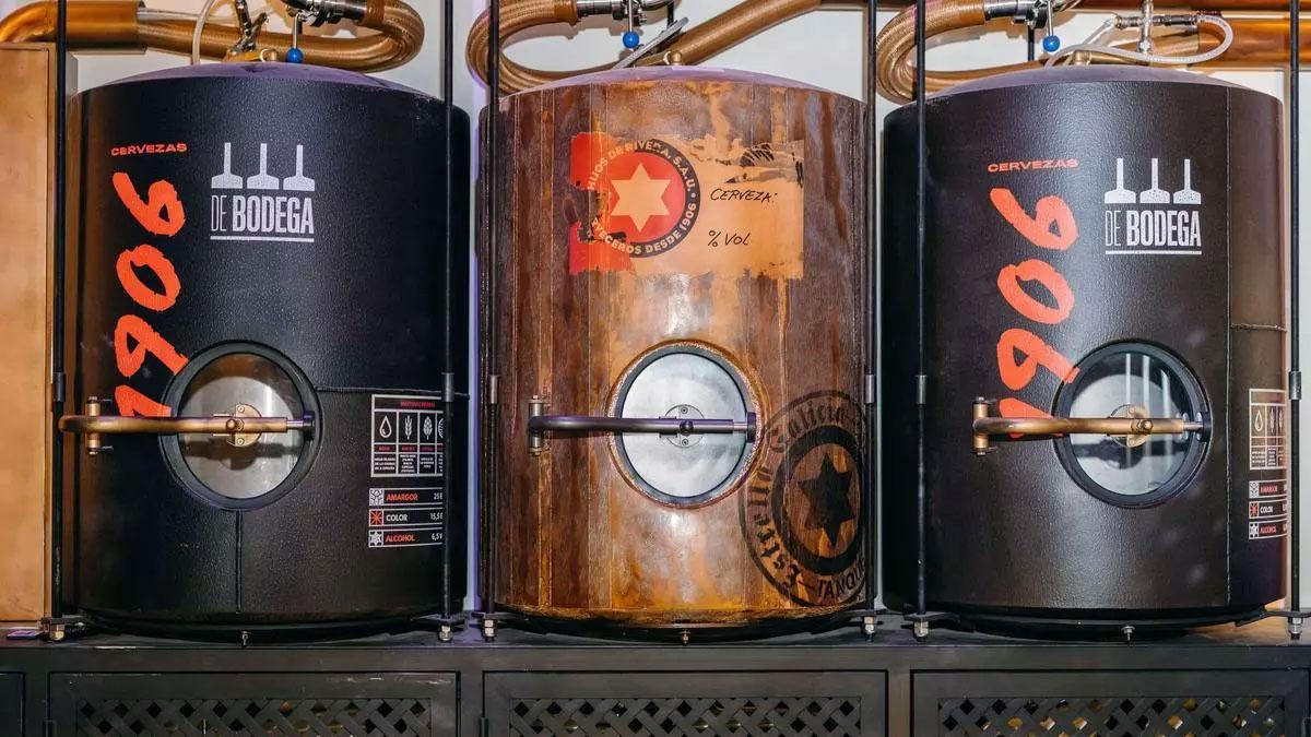 Barriles de Hijos de Rivera con cervezas de bodega.
