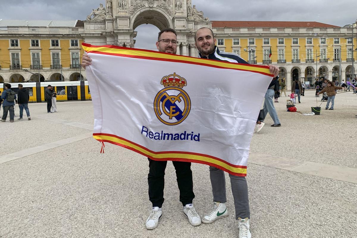 Dos aficionados del Real Madrid este martes en una céntrica plaza de Lisboa (Portugal), horas antes del duelo de la Liga de Campeones ante el Benfica.