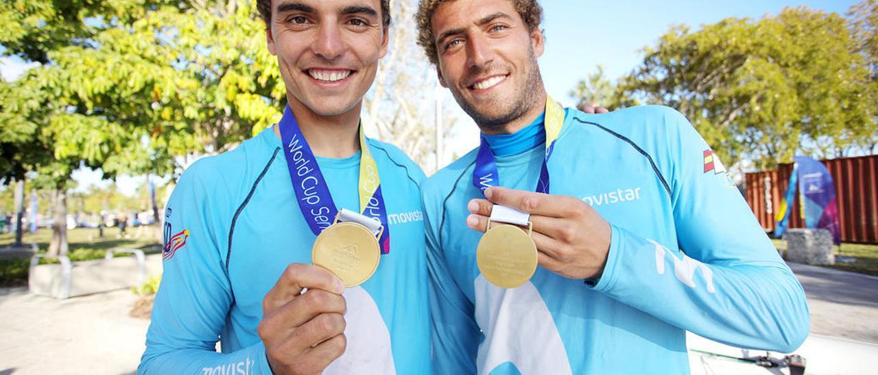 Jordi Xammar (izqda.) y Nico Rodríguez, con el oro logrado en Miami. // . © Marta Debska/RFEV