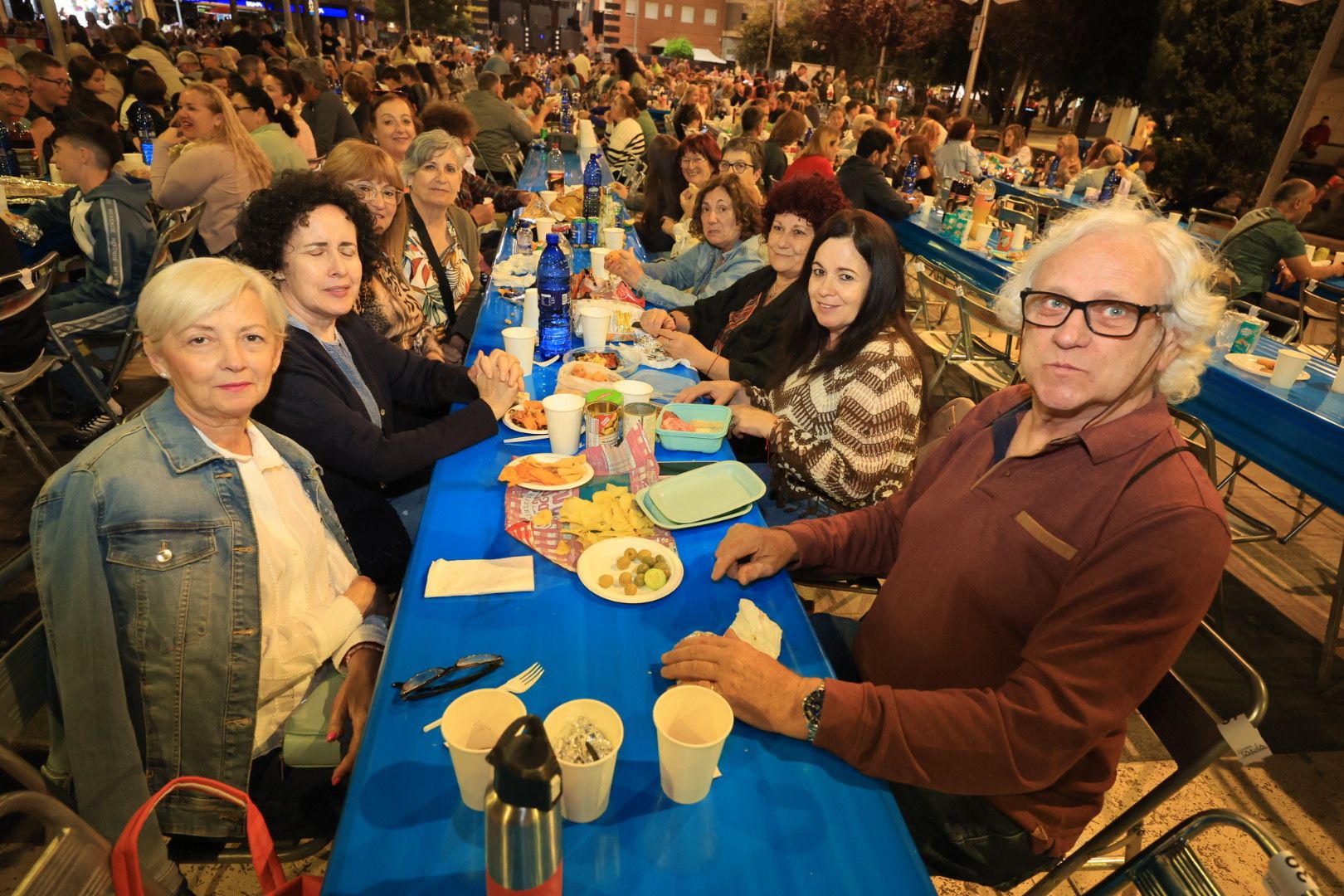 Búscate en la galería de fotos del 'sopar de pa i porta' en las fiestas de Almassora