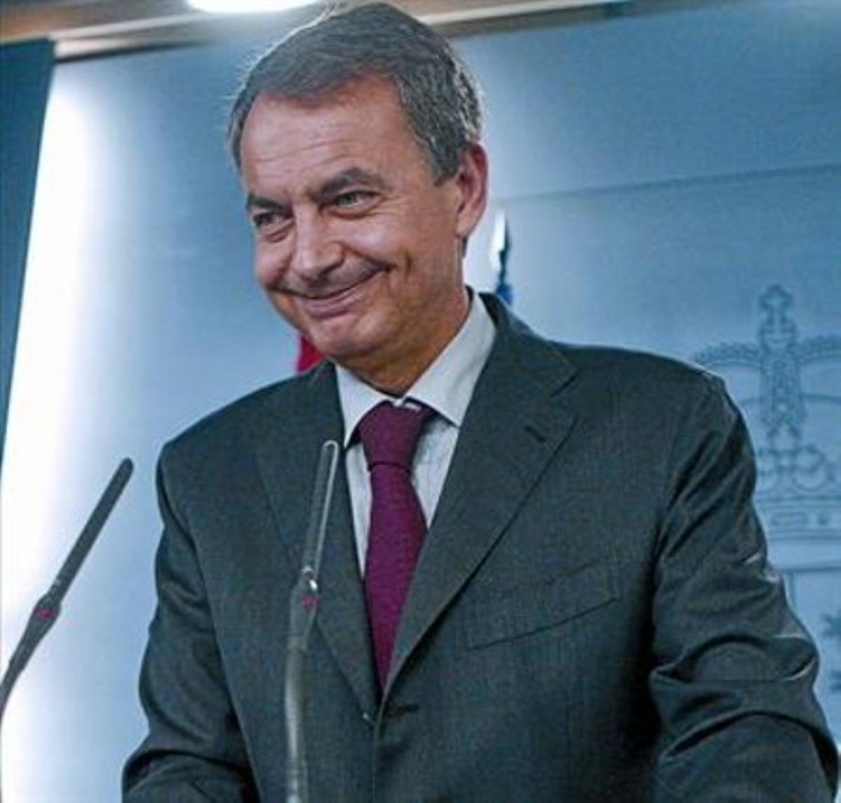 Zapatero compareix davant la premsa, dilluns passat a la Moncloa. Zapatero compareix davant la premsa, dilluns passat a la Moncloa.