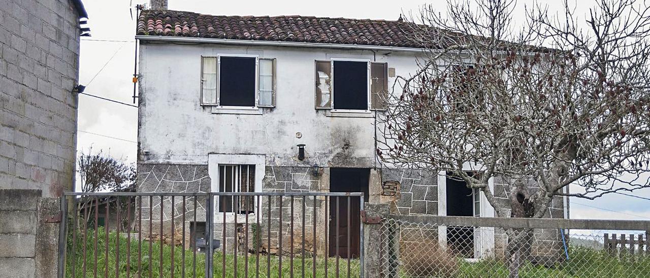 Estado en el que quedó la casa quemada ayer en lugar de A Cruz, en Cira (Silleda). |  // BERNABÉ/ANA AGRA