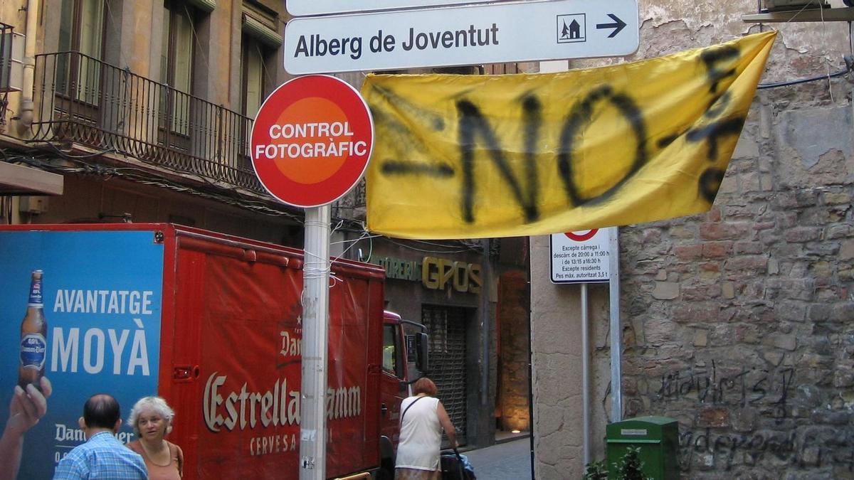 Pancarta de protesta contra les fotomultes del carrer Sobrerroca fa 20 anys