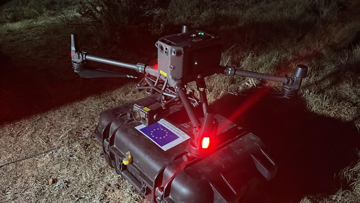 Un dron Matrice 300 de la UME en pleno reconocimiento de la zona del incendio