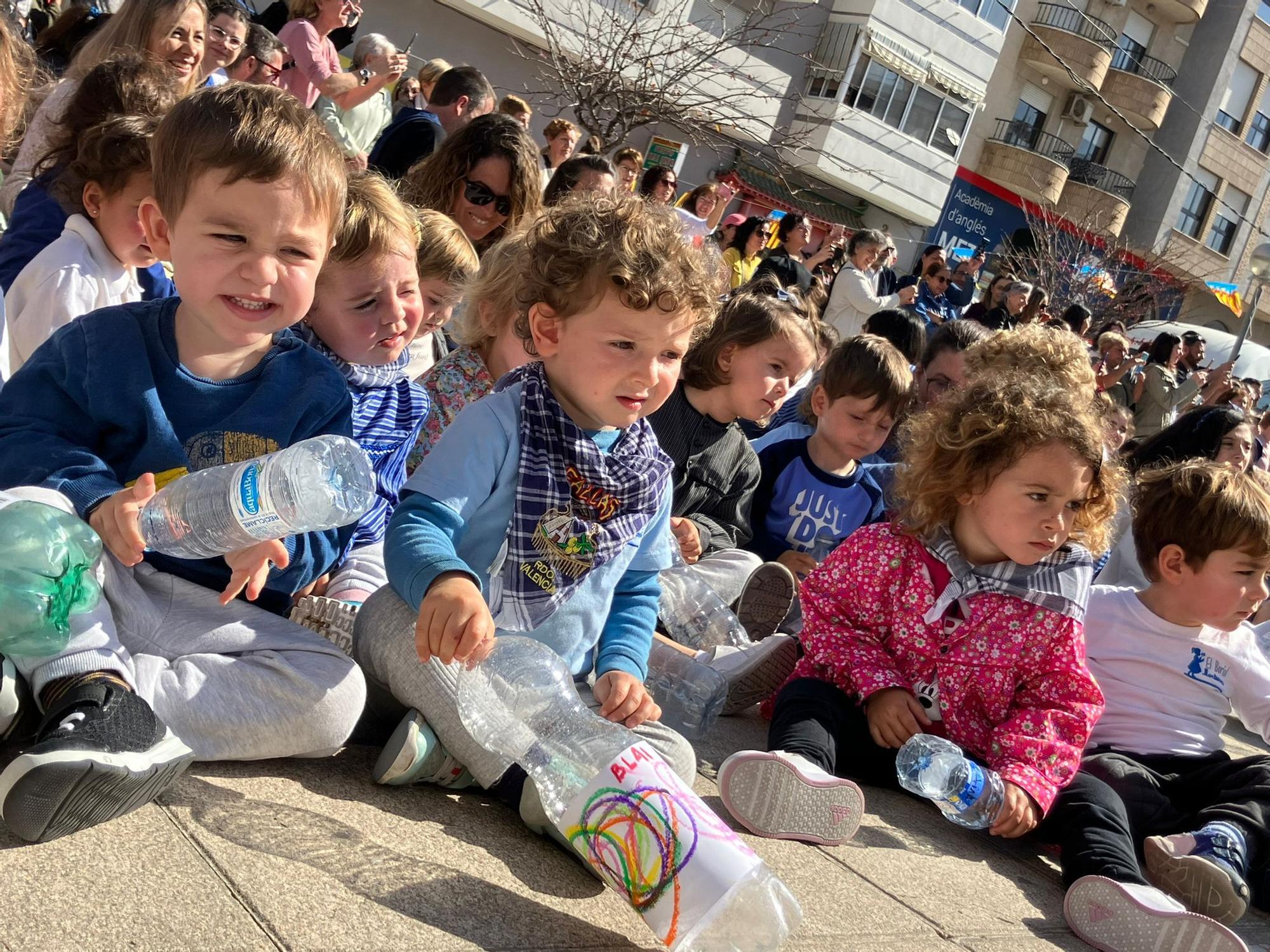 Imágenes de la mascletà ecológica con escolares en el parque de l'Estació de Oliva